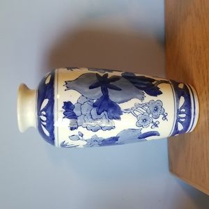 Blue and White Asian Urn Vase Backstamp